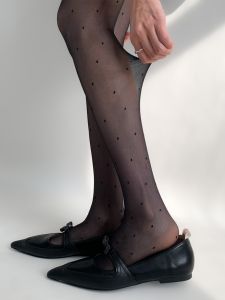 ถุงน่องลายจุดสีดำในห้องเรียนตอนกลางคืนถุงน่องกางเกงลายจุดป้องกันการขีดข่วนเซ็กซี่สำหรับผู้หญิงรุ่นบางสำหรับฤดูร้อน JK ผ้าไหมสีขาว