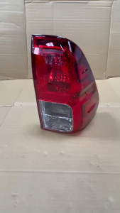 ไฟท้าย REVO โฉม 2015-2018 รุ่น NO TOP ทรงห้าง สีแดง ไม่มีขั้ว ไม่มีหลอด จำหน่ายเป็นข้าง