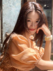 YUFUQING | Áo sơ mi nữ phong cách Pháp ngọt ngào mùa hè 2025 mới rộng rãi cổ chữ V tay bồng dài thường ngày polyester 100%