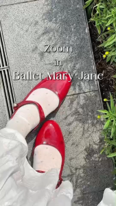 MellowCo รองเท้าบัลเล่ต์สไตล์แมรี่เจน Mary Jane หนังแก้วเงา เปิดเว้าด้านข้าง รุ่น Call Me Lily M10-4445