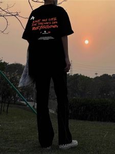 เสื้อยืดแขนสั้นทรงหลวมสไตล์ฮิปฮอปสำหรับผู้ชาย ฤดูร้อน 2024 ลายตัวอักษร ทรงหลวม สไตล์ฮ่องกง เสื้อคู่รัก