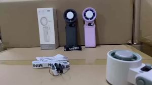 แบบพกพามือถือพัดลมพับ 199 ความเร็วลมปรับจอแสดงผล LED ชาร์จ USB 8000mAh ชีวิตยาวกลางแจ้งมือถือพัดลม