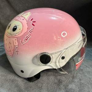 Nón bảo hiểm trẻ em hình labubu kiếng cho bé 3-8tuổi