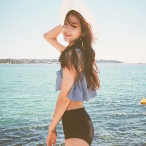 Bikini thắt nơ cổ bèo nhún quyến rũ