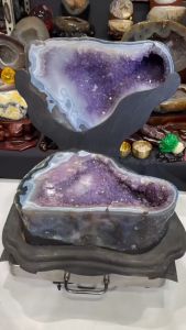 raw jubaopen box fengshui 💯天然玛瑙紫晶聚宝盆 28kg🙌 这款天然玛瑙紫晶聚宝盆看起来非常具有观赏价值和收藏价值。紫晶体光泽鲜艳，具有较强的视觉吸引力，尤其是钛晶和方解石的共生让它更加独特。此外，千层蓝纹玛瑙和绿幽灵的共生不仅增添了美感，还具有风水寓意，如助长财运和事业运。  同时，附送的实木底座可以提升整体的展示效果，让这件聚宝盆看起来更加高贵和稳固。如果你对风水有兴趣，这件聚宝盆无疑是一个非常好的选择。