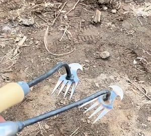 ส้อมกำจัดวัชพืช เสียมถอนหญ้าส ด้ามจับไม้พอดีมือ ความยาวพอดี ไม่สั้นจนเกินไป จับถนัดมือ ลดความเมื่อยล้าขณะใช้งาน