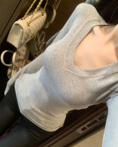 K-style Fashion Basic Style Easiest for Match Slimming V-Neckline Padded Shoulder Right-Angle Shoulder Silm Long Sleeves Pullover Tight T-shirt Tops Women