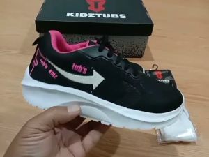 Sepatu Sekolah Anak Perempuan Laki Laki Cewek Cowok Warna Hitam Tali Perekat Rekat Velcro Kecil Tanggung Umur Usia PAUD TK SD SMP SMA Kelas 1 2 3 4 5 6 7 8 9 0 Tahun-KIDZTUBS1538052922