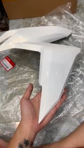 Bửng ngoài/ Cánh gà zin hãng màu trắng xe Click Thai và Vario 2018-2021.(giá 1 bên)