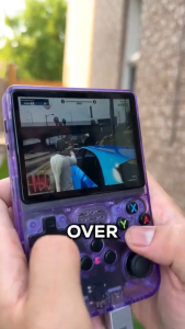 R36s คอนโซลวิดีโอเกมแบบพกพา  ระบบคอนโซลวิดีโอเกมมือถือ 3.5 นิ้วหน้าจอ IPS แบบพกพากระเป๋าเครื่องเล่นวิดีโอ 64GB