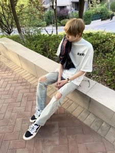 เสื้อยืดแขนสั้นผู้ชายสไตล์อเมริกัน สีขาวเทา ทรงหลวม ผ้าฝ้ายแท้ ดีไซน์สร้างสรรค์ แฟชั่นฤดูร้อน เสื้อตัวบน