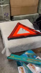 Biển cảnh báo nguy hiểm biển tam giác phản quang cảnh báo nguy hiểm cho xe hơi. Tam giác gấp gọn tiện lợi