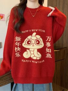 เสื้อสเวตเตอร์ถักนิตติ้งหนาสำหรับผู้หญิงในฤดูใบไม้ร่วงและฤดูหนาวปี 2025 สีแดง ทรงหลวม แฟชั่นลดอายุ กระชับสัดส่วน เสื้อผ้าทำงาน