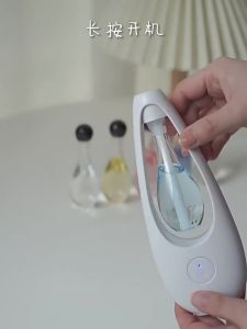 Máy Xịt Thơm Phòng Tự Động Tích Hợp Pin Sạc Cao Cấp Hiện Đại Máy Xông Tinh Dầu Lọc Không Khí Nhiều Mùi Hương Cho Bạn. - BUMSTORE