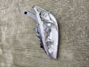 Headlight for Honda Civic 2004 - 2005 per side clear lens with mounting bracket.
