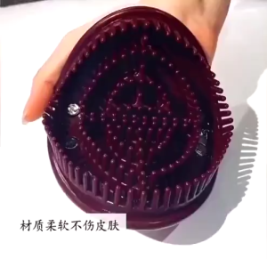 Dụng cụ tắm gommage hình oval màu đỏ với họa tiết sao và vầng trăng.