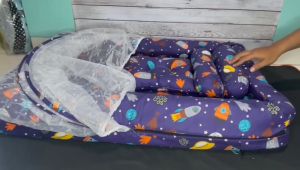 Tempat tidur bayi dengan klambu agar sikecil tidak di gigit nyamuk