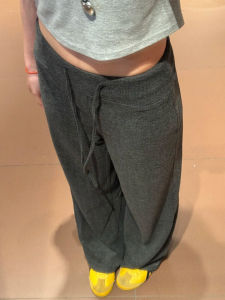 กางเกงขายาวทรงหลวมลำลองสีเทาสำหรับผู้หญิง กางเกงขายาวทรงหลวมสบาย ๆ ทรงสลิมฟิต กางเกงขายาวทรงขากว้าง สไตล์ใหม่ฤดูใบไม้ร่วง 2025