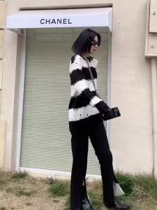 เสื้อสเวตเตอร์ลายทางสีดำฤดูใบไม้ร่วงและฤดูหนาว 2024 สไตล์ใหม่ย้อนยุคเก๋ไก๋ขี้เกียจสไตล์ลำลอง