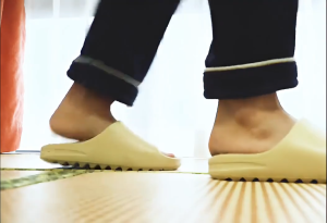 รองเท้า รองเท้าแตะ แบบสวม ใส่ในบ้านหรือนอกบ้านก็ได้ รองเท้าแตะกันลื่น กันน้ำ สีสวยเรียบง่าย ใส่แล้วสบายเท้าไม่เจ็บ