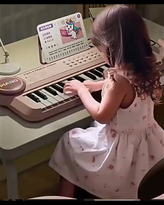 Kids 37 Keys Electronic Piano Keyboard with Microphone Musical Educational Toy for Girls Beginners