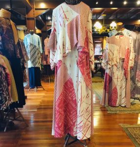 Ayuma Dress by Dian Pelangi LIMITED EDITION Busana Muslim Baju Maxi Gamis Abaya Kaftan Gaun Outfit Pesta Pernikahan Kondangan Casual Formal Wanita Hijaber Cantik Anggun Modis Modern Elegan Mewah Model Korea Terbaru Motif Batik Abstrak Hand Made Kekinian