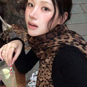 ผ้าพันคอดีไซเนอร์ผ้าคลุมไหล่ Y2K ย้อนยุคสำหรับผู้หญิงผ้าคลุมไหล่ยาวปลายสูง Cewek Seksi ลายเสือดาว Syal Sutra ฤดูหนาวพิมพ์ลายบาง