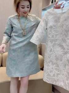 ชุดเดรสยาวทรงเอคอตั้งแขนสั้นประดับดอกไม้ กระโปรงทรงเอเข้ารูป ฤดูใบไม้ผลิและฤดูร้อน 2025 ชุดเดรสผู้หญิงสไตล์จีน