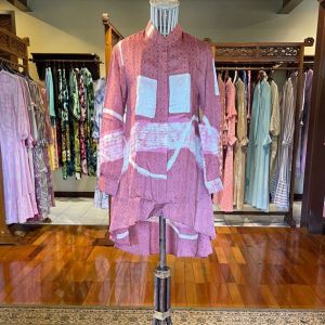 Tierra Tunik Viscos by Dian Pelangi LIMITED EDITION Blouse Baju Atasan Kemeja Blus Outfit Kerja Kantor Pesta Pernikahan Kondangan Lebaran Casual Formal Wanita Hijaber Cantik Anggun Modis Modern Elegan Mewah Model Terbaru Motif Batik Abstrak Kekinian