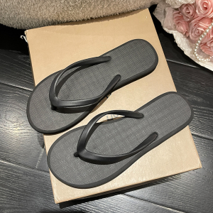 2025 Summer New Thick Bottomed Sandals Womens Fashionable Beachside Flip Flops Casual Daily Wear PVC Material Flat Heel