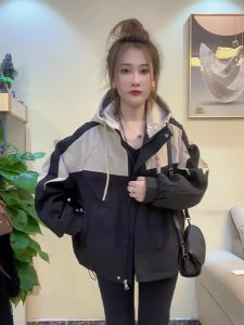 เสื้อแจ็คเก็ตกันหนาวแบบมีฮู้ดแบบมีซิปสำหรับผู้หญิงไซส์ใหญ่ 300 ปอนด์ ฤดูใบไม้ร่วง/ฤดูหนาว 2025 ใหม่ หลวมๆ แขนยาว เสื้อโค้ทแบบมีฮู้ด