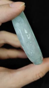 กำไลหยกพม่าแท้ สีเขียวเข้มสวย (Green Jadeite) แกะรูปปลาเงิน ปลาทอง เป็นสัญลักษณ์ของการมีเงินทองล้นหลาม ขนาด 55-56 มิล หยกแท้จากประเทศพม่าพร้อมใบเซอร์จากสถาบันBGL.