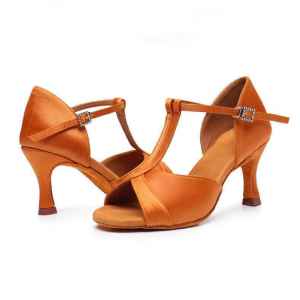 นัดเต้นรำเต้นละตินกับพื้นรองเท้านุ่มและรองเท้าส้นสูงสำหรับผู้ใหญ่