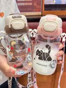 ถ้วยน้ำพลาสติกแบบมีที่จับสำหรับเด็ก ดื่มได้ตรง พร้อมที่คาดสะพายไหล่ ป้องกันการตกหล่น ถ้วยน้ำสำหรับเด็กนักเรียน