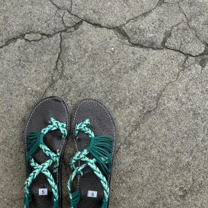 รองเท้าแตะส้นแบนไทยทอมือ ผู้หญิง ลำลอง รองเท้าชายหาดวันหยุดเดินทางรองเท้าแตะกลางแจ้งสบาย ระบายอากาศได้ดี แบบสวม