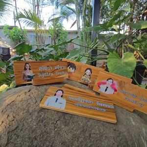 ป้ายตั้งโต๊ะ พร้อมฐาน (แยกออกจากกันได้) ป้ายชื่อ ป้ายไม้ ป้ายชื่อตั้งโต๊ะ ป้ายแสดงตำแหน่ง ทำจากไม้สักแท้ ขนาด10*25ซม. ขนาดกระทัดรัด ไม่เกะกะ ดูสวยงาม เปลี่ยนข้อความ โลโก้ได้ตามใจลูกค้า (แจ้งทางแชท)