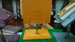 Kệ tụng kinh nhựa chân inox