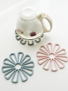 Thickened Food Grade Silicone Flower Shaped Heat Resistant Kitchen Dining Table Mat Anti Slip Heat Insulation Pad for Home Use