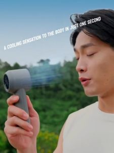 【Clearance sale】 ฤดูร้อน M57 เครื่องทำความเย็นความเร็วสูงพัดลมประคบน้ำแข็ง USB ชาร์จกลางแจ้งแบบพกพาพกพา 100 เกียร์กังหันลมที่มีประสิทธิภาพพัดลม ดูคอนเสิร์ต การเดินทางท่องเที่ยวกลางแจ้ง