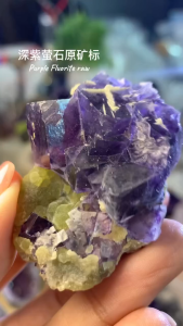 🇲🇾马来西亚现货 Fluorite with pyrite and barite 👉 表示这是 马来西亚本地现货，矿石品种是 紫萤石 (Fluorite)，同时伴生有 黄铁矿 (Pyrite) 和 重晶石 (Barite)。  紫萤石共生铁矿和重晶石 👉 中文描述同样强调，这块矿石是 紫萤石 与 铁矿、重晶石一起生长形成的共生体。
