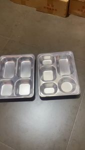 ถาดหลุมสแตนเลส มีฝาปิด กล่องข้าว ถาดหลุม 4 หลุม และ 5 หลุม(ขนาดใหญ่)29x23x4CM