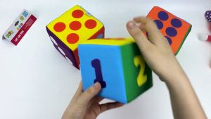 Xúc xắc xí ngầu vải mềm mại có âm thanh vui tai cho bé