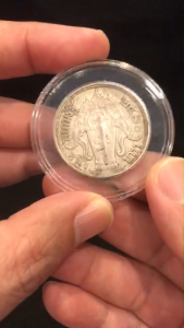 ตลับอะคริลิคใส่เหรียญ งานจีน แบบมีแกนอะคริลิคบังคับเหรียญ