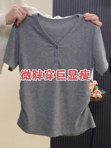 พลัสไซส์ ไม่เท่ากัน คอวี เสื้อยืดแขนสั้น ผู้หญิง ฤดูร้อน สไตล์ใหม่ พรางหุ่น ดีไซน์ Sense พลีท เสื้อท่อนบน เวอร์ชั่นเกาหลี