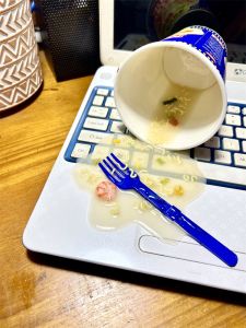 Knock-over Miso Soup Mobile Phone Holder Trick Trick Funny Trick Toys Knock-over Instant Noodles Occupy the Seat Handy Gadget