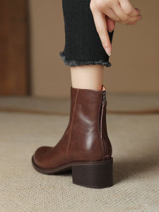 รองเท้าบูทสั้นหนังหัวมนทรงหัวมนสำหรับผู้หญิง ฤดูใบไม้ร่วง/ฤดูหนาว 2025 รองเท้าบูทส้นกลางแบบใหม่สไตล์ย้อนยุคสไตล์อังกฤษ รองเท้าบูทส้นหนาสีน้ำตาล