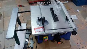 máy cưa bàn trượt JIFA có chân đỡ bản rộng điều chỉnh góc nghiêng lưỡi cắt