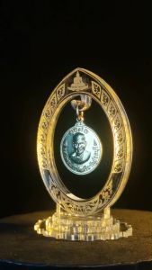 ฐานตั้งพระหน้ารถอะคริลิคใสคุณภาพดี เสริมสิริมงคลด้วยซุ้มลายพุทธสมัยแบบดั้งเดิมและทันสมัย งานฝีมือปราณีต สีใสเพิ่มความเรียบง่าย ผลิตในประเทศไทย บริการจัดส่งด่วน พร้อมเก็บเงินปลายทาง