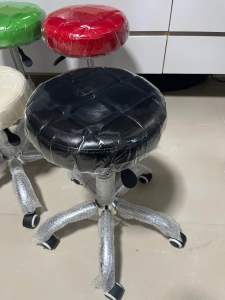 เก้าอี้ช่าง เก้าอี้ร้านเสริมสวย ล้อ ลาก หมุนได้ 360 องศา ทรงโมเดิร์น เบาะแบบหนา ขนาดใหญ่ ฐานกว้างถึง 63 เซนติเมตร เป็นไฮโดรลิคปรับสูง-ต่ำได้    หนังพีวีซีอย่างดีเนื้อละเอียด ทำความสะอาดง่าย  ปรับความสูงได้ ต่ำสุด 48 ซม. สูงสุด 60 ซม. รับน้ำหนักได้สูงสุด 1