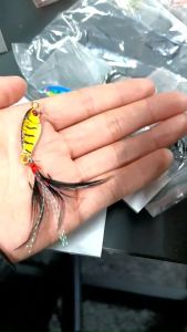 MUXI 1 PCS Mini Logam VIB 4.8g 3.2cm Umpan Pancing Umpan Keras dengan Bulu Jig Wobbler Crankbait 3D Mata Umpan Pancing